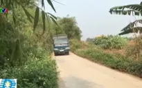 Hàng trăm xe tải đi qua mỗi ngày, đường làng bị cày nát