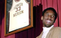 Chiếc áo đấu thời cấp 3 của Kobe Bryant trở về với chủ cũ