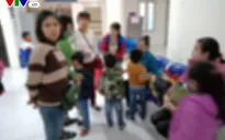 Thêm hàng trăm phụ huynh đội mưa rét đưa con lên Hà Nội xét nghiệm sán lợn