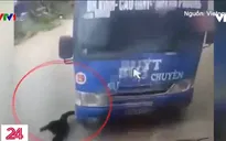 Va chạm với xe bus, em nhỏ may mắn thoát chết trong gang tấc
