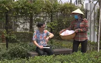 Gia đình 4.0: Chị Chiều (Thanh Hương) cải trang thành bà bán bánh rán, bắt quả tang chồng mang tiền cho gái