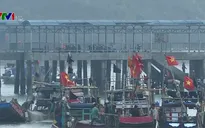 Cảnh sát biển hỗ trợ ngư dân bám biển