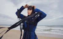 Hoa hậu Hằng Nguyễn diện đồ “country rock” tự thiết kế dạo biển Quy Nhơn