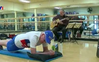 Cụ ông 71 tuổi lập kỷ lục Guiness khi giữ tư thế plank