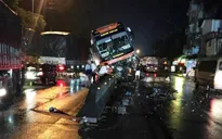 Tài xế buồn ngủ, xe khách nằm chênh vênh trên dải phân cách