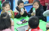 Chương trình Sữa học đường tại Hà Nội: Nhiều phụ huynh muốn mỗi con được thêm 2-3 suất nữa
