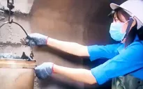 "Thách thức để thay đổi": Làm công nhân vớt rác dưới lòng cống