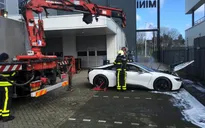 Nhúng nguyên xe BMW i8 chìm trong nước để chữa cháy