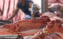 Rau xanh tăng giá, thịt lợn khó tiêu thụ