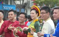 Người dân diễu hành trong trang phục áo dài