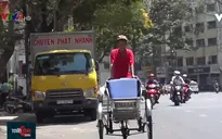 Nóng gay gắt, người lao động phơi mình dưới nắng mưu sinh