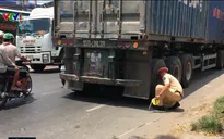 Tai nạn giữa xe máy và container, giao thông ùn tắc kéo dài