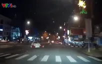 Thiếu quan sát, chiếc ô tô lao vào vòng xuyến và lật ngửa