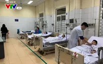 Hải Dương: Hàng chục học sinh nhập viện cấp cứu do ăn nhầm bột thông bồn cầu