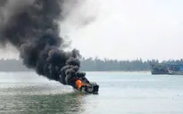 Tìm kiếm 2 người mất tích sau vụ nổ bình gas trên tàu cá