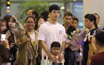 Đình Trọng trở về Việt Nam sau thời gian điều trị chấn thương