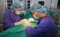 Nam sinh viên vỡ nát tinh hoàn khi đá bóng