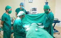 Chèn khung kim loại nâng ngực lõm bẩm sinh cho thiếu niên 15 tuổi