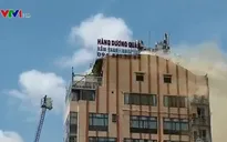 Cháy nhà hàng ở TP.HCM, nhiều người hoảng loạn tháo chạy