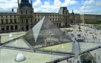 Kim tự tháp kính ở bảo tàng Louvre "khoác" áo mới mừng sinh nhật 30 tuổi