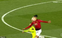 Xem lại cảnh Messi bị đấm "không trượt phát nào" trận gặp Man Utd