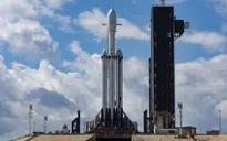 SpaceX hoãn vụ phóng thương mại đầu tiên của tên lửa Falcon Heavy