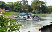 Va chạm với sà lan, hàng trăm tấn gạo bị chìm xuống sông