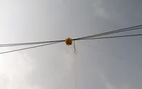 Thả diều vướng vào đường dây điện gây mất điện trên diện rộng