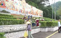 Hàng trăm người tham gia làm sạch khu di tích đền Hùng
