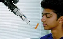 Robot đút ăn cho người