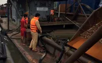 Bắt giữ 5 tàu khai thác cát trái phép trên sông Hồng