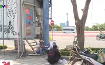 Nhiều người lao động ở TP.HCM phơi mình dưới nắng nóng gay gắt để mưu sinh