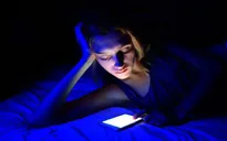 Ánh sáng xanh của màn hình smartphone có thể gây ra nguy cơ mù lòa?
