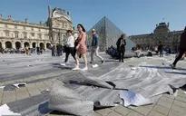 Tác phẩm nghệ thuật tại bảo tàng Louvre bị giẫm nát bởi du khách