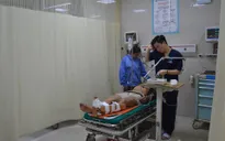Vào tận hiện trường cấp cứu người đàn ông bị lưỡi máy cắt chè văng vào cổ chân
