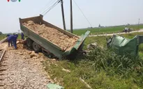 Tàu hỏa tông xe tải: Tài xế tử vong tại chỗ, đường sắt Bắc - Nam tê liệt