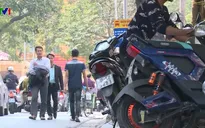 Sau 2 năm, vỉa hè Hà Nội vẫn được tận dụng tối đa để kinh doanh, buôn bán