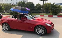 Thanh niên “cưỡi” Mercedes mui trần, che ô giữa ngày Hà Nội nóng đỉnh điểm