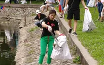 Thu dọn và tái chế rác thải với nhóm tình nguyện trong Ngày Trái đất