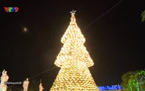 Độc đáo cây thông Noel bằng nón lá khổng lồ
