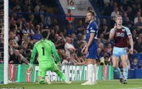Hòa Burnley, Chelsea gặp khó trong cuộc đua top 4