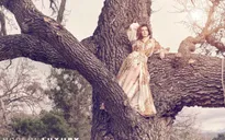 Anne Hathaway mặc thật đẹp và trèo lên cây