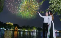 Sao mai Xuân Hảo nắm tay gái lạ ngắm pháo hoa trong MV mới mừng 30/4