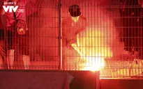 CĐV Hải Phòng đốt pháo sáng, sân Hàng Đẫy bị treo