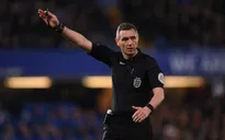 Người cầm còi trận derby Manchester từng mắc sai lầm "khó đỡ" trong quá khứ