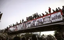 Sudan: Công nhân đường sắt tràn lên cả nóc xe lửa ủng hộ người biểu tình