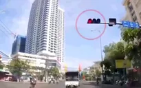 Đoàn xe tuyên truyền an toàn giao thông vượt đèn đỏ