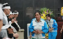 Người thân, đồng nghiệp xót thương đưa tiễn nữ công nhân môi trường bị “xe điên” đâm tử vong