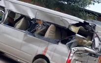 Ô tô 16 chỗ va chạm xe tải đang vào cua, 4 người thương vong