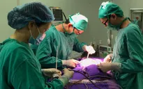 Vừa lọt lòng mẹ, bé sơ sinh 1 ngày tuổi phải lên bàn mổ vì teo thực quản